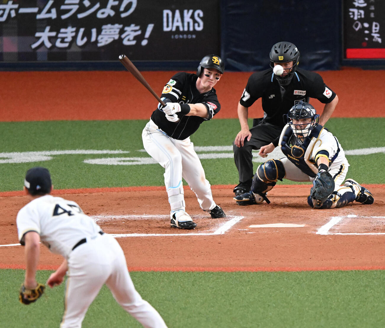 オリックス対ソフトバンク　10回表ソフトバンク無死一、二塁、中前適時打を放つ栗原陵矢（撮影・和賀正仁）