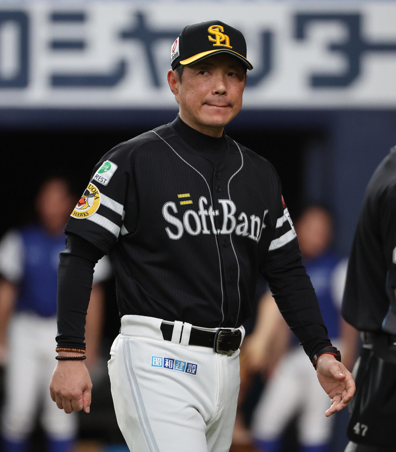 オリックス対ソフトバンク　9回の攻撃を終え選手交代を告げたソフトバンク小久保裕紀監督はベンチに戻る（撮影・西尾就之）