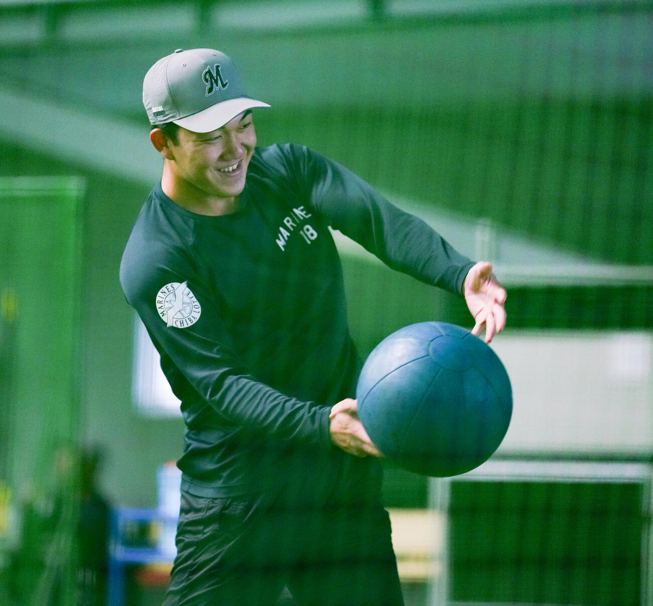 ロッテ対楽天　試合前練習で汗を流すロッテ石垣元気（撮影・鈴木みどり）
