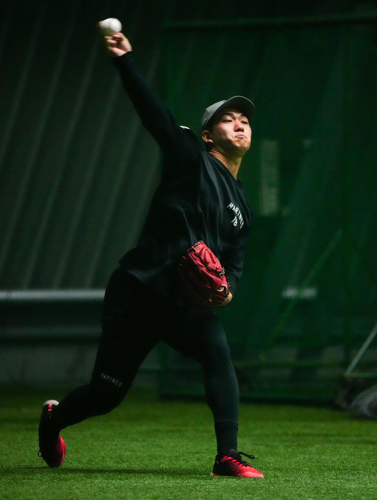 ロッテ対楽天　試合前練習でキャッチボールするロッテ石垣元気（撮影・鈴木みどり）