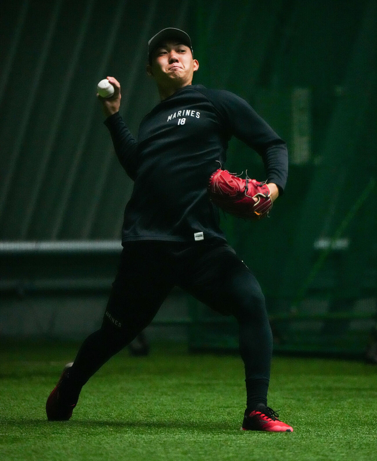 ロッテ対楽天　試合前練習でキャッチボールするロッテ石垣元気（撮影・鈴木みどり）