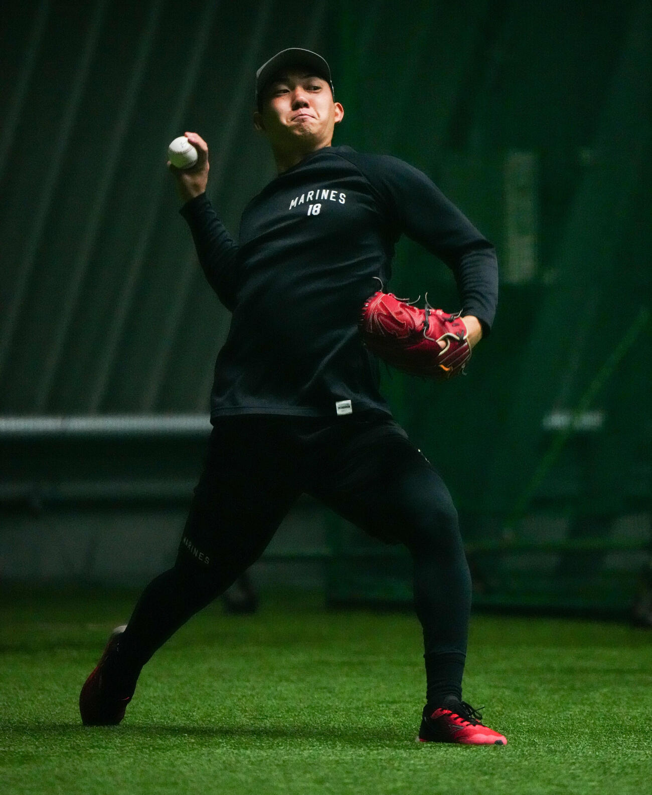 ロッテ対楽天　試合前練習でキャッチボールするロッテ石垣元気（撮影・鈴木みどり）