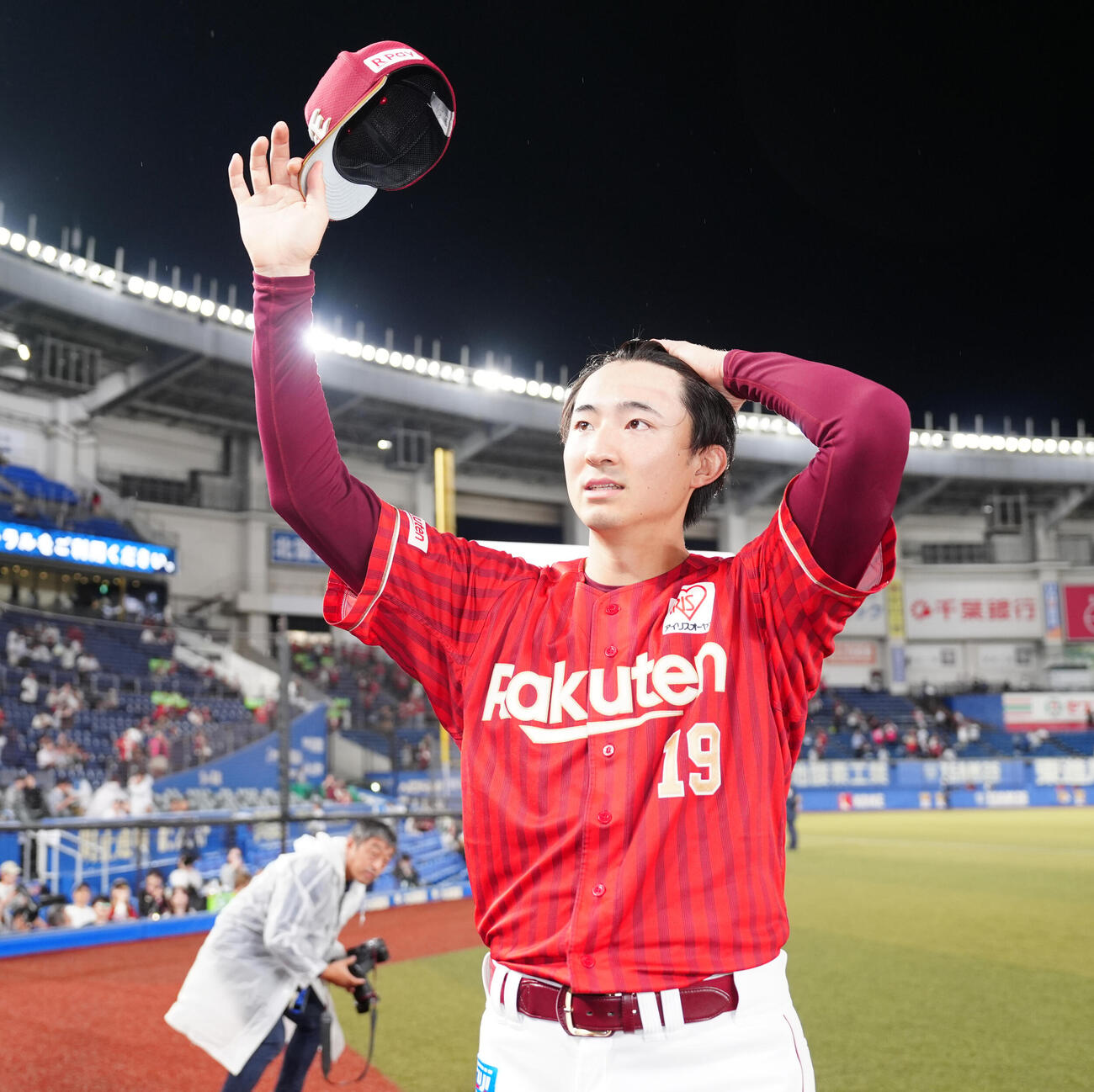 ロッテ対楽天　完封勝利し、声援に応える楽天荘司康誠（撮影・鈴木みどり）