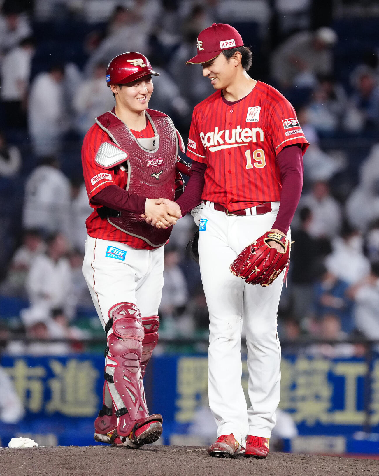 ロッテ対楽天　完封勝利し、太田光（左）と笑顔で握手を交わす楽天荘司康誠（撮影・鈴木みどり）