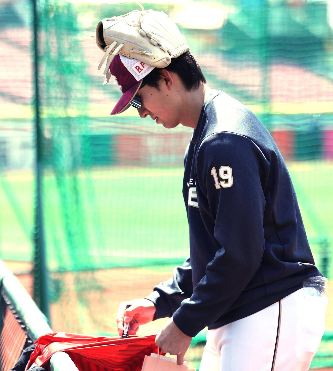 楽天対西武　試合前、ファンにサインする楽天荘司康誠（2026年4月25日撮影）