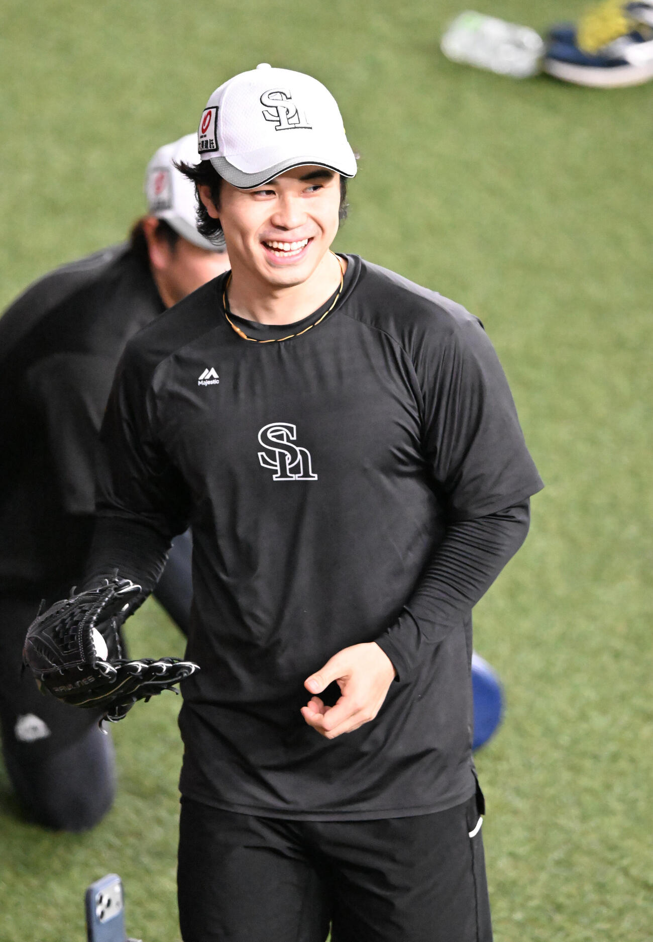 オリックス対ソフトバンク　練習中、笑顔を見せるソフトバンク松本晴（撮影・和賀正仁）