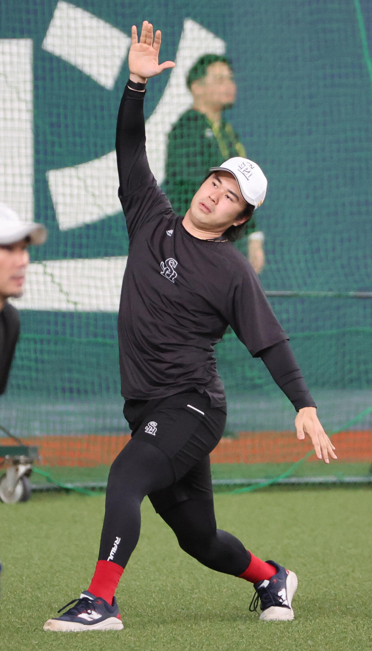 オリックス対ソフトバンク　試合前の練習でアップするソフトバンク松本晴（撮影・西尾就之）