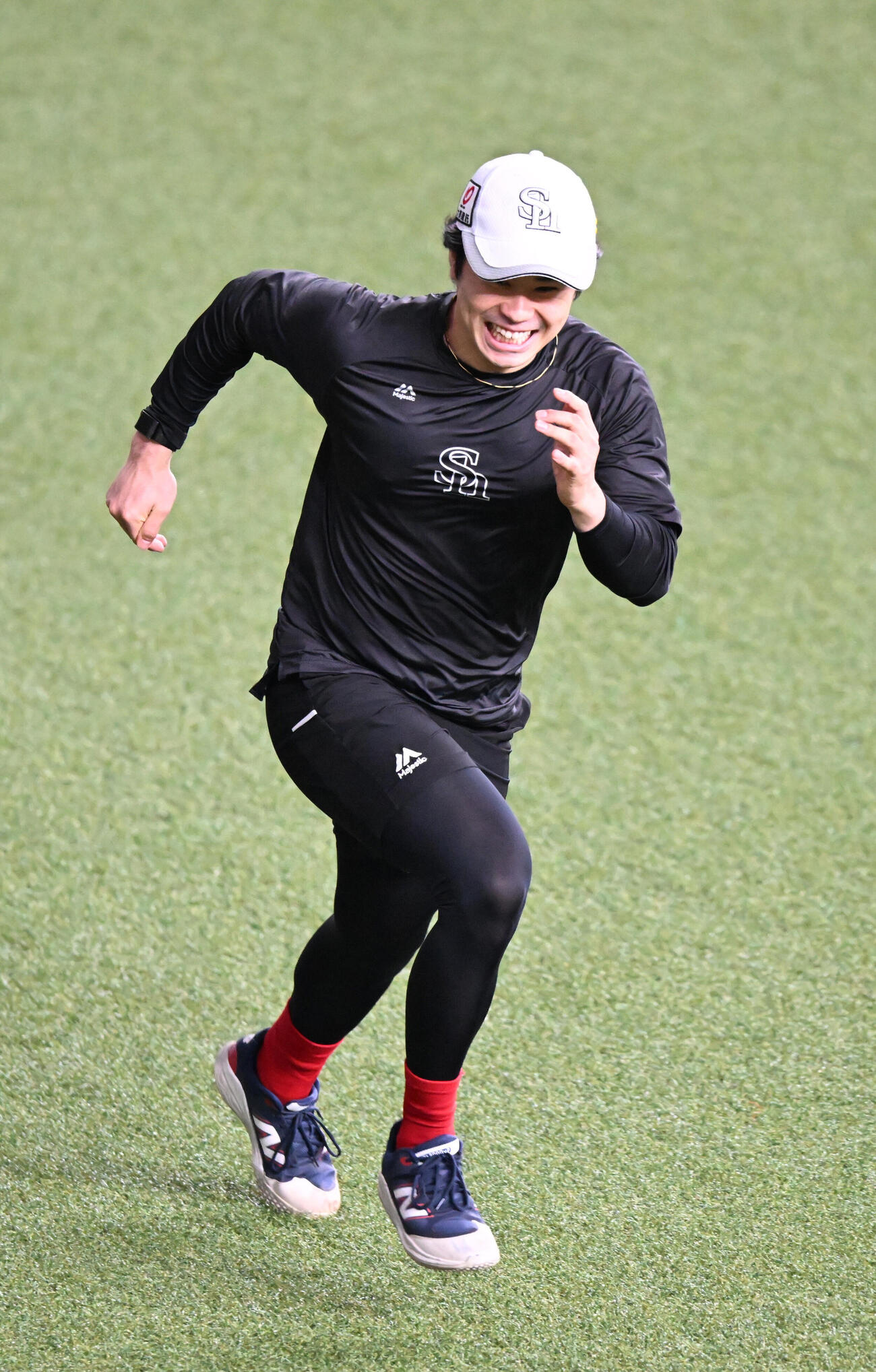 オリックス対ソフトバンク　京セラの外野を走り込むソフトバンク松本晴（撮影・和賀正仁）