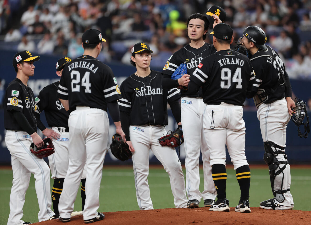 オリックス対ソフトバンク　4回裏オリックス2死満塁、ソフトバンク先発の上沢直之は倉野信次コーチらの激励を受ける（撮影・西尾就之）