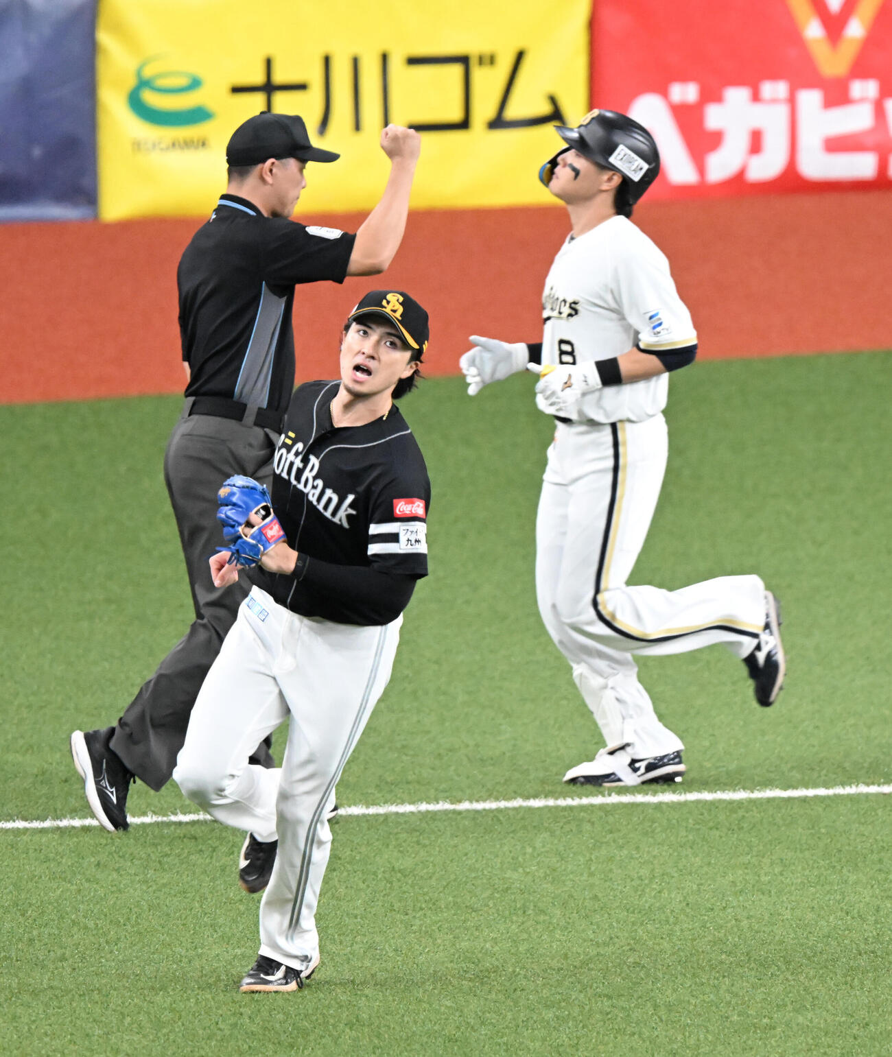 オリックス対ソフトバンク　4回裏オリックス2死満塁、麦谷祐介を一ゴロに打ち取った上沢直之（撮影・和賀正仁）