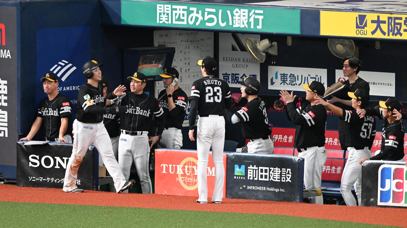 オリックス対ソフトバンク　10回表ソフトバンク無死一、二塁、栗原の適時打で生還した近藤健介を迎える小久保裕紀監督ら（撮影・和賀正仁）