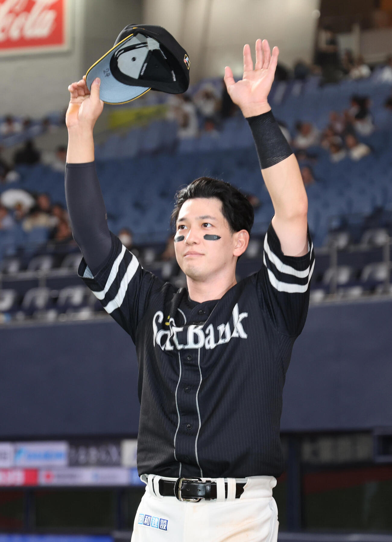 オリックス対ソフトバンク　決勝打のソフトバンク栗原陵矢はヒーローインタビュー後ファンに手を振る（撮影・西尾就之）