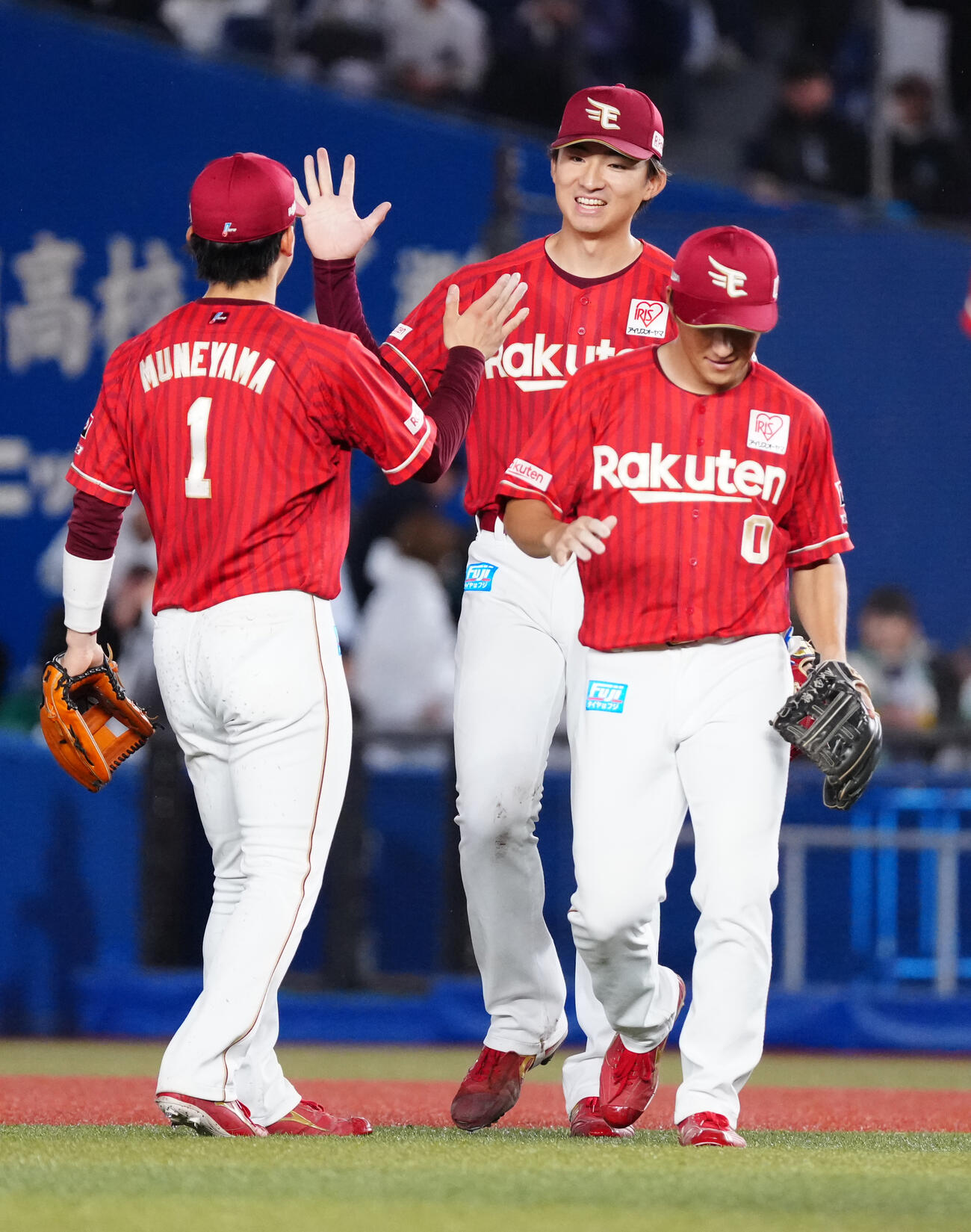 ロッテ対楽天　完封勝利し、ナインとタッチを交わす楽天荘司康誠（中央）（撮影・鈴木みどり）