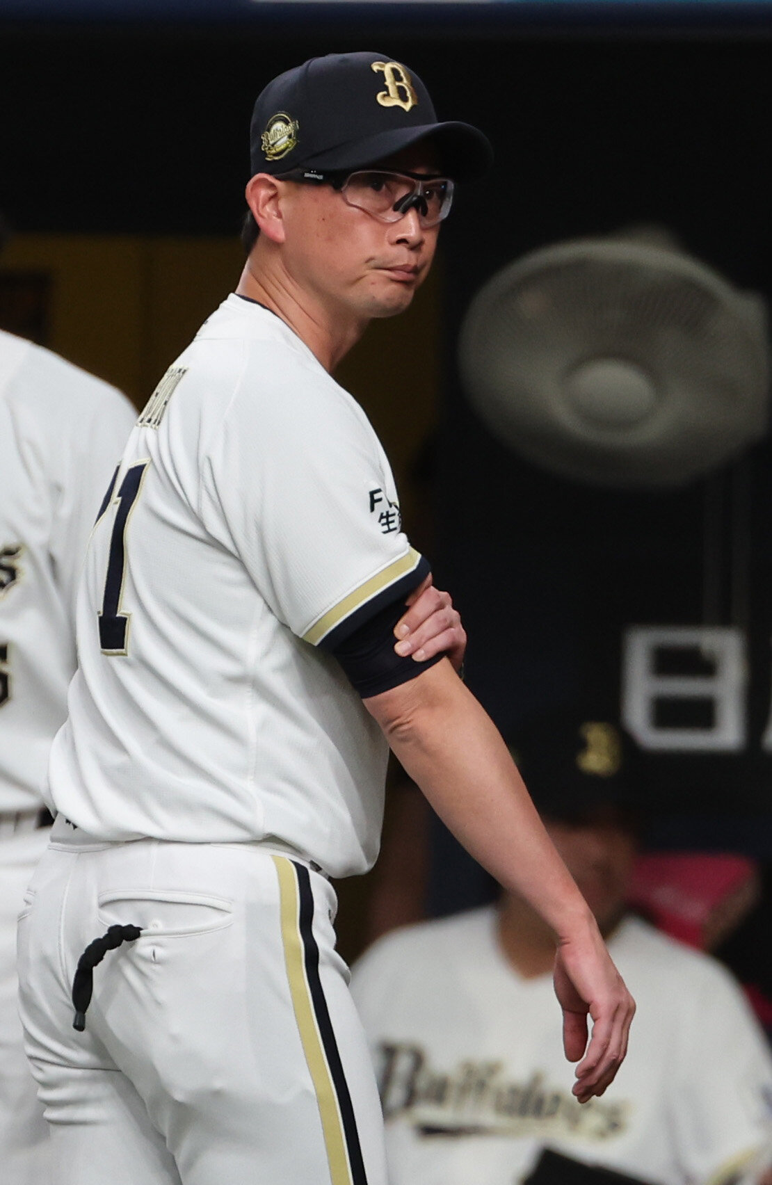 オリックス対ソフトバンク　8回の攻撃を終え、選手交代を告げるオリックス岸田護監督（撮影・西尾就之）