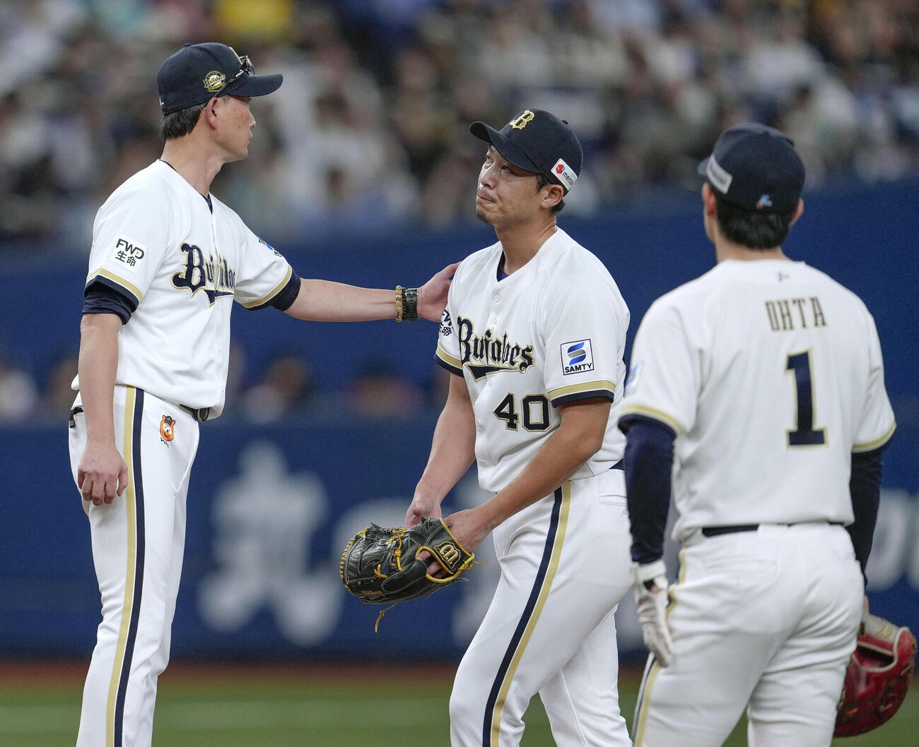 オリックス対ソフトバンク　10回途中、岩崎に降板を告げるオリックス岸田監督（左）（共同）