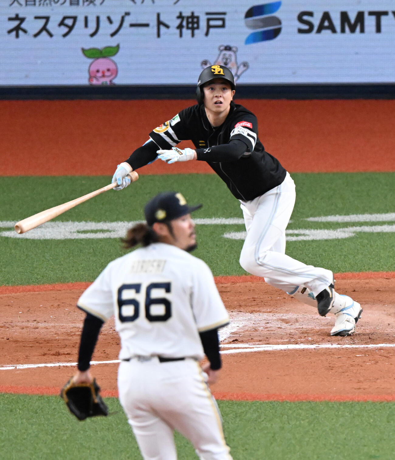 オリックス対ソフトバンク　10回表ソフトバン1死三塁、中犠飛を放つ川瀬晃（撮影・和賀正仁）