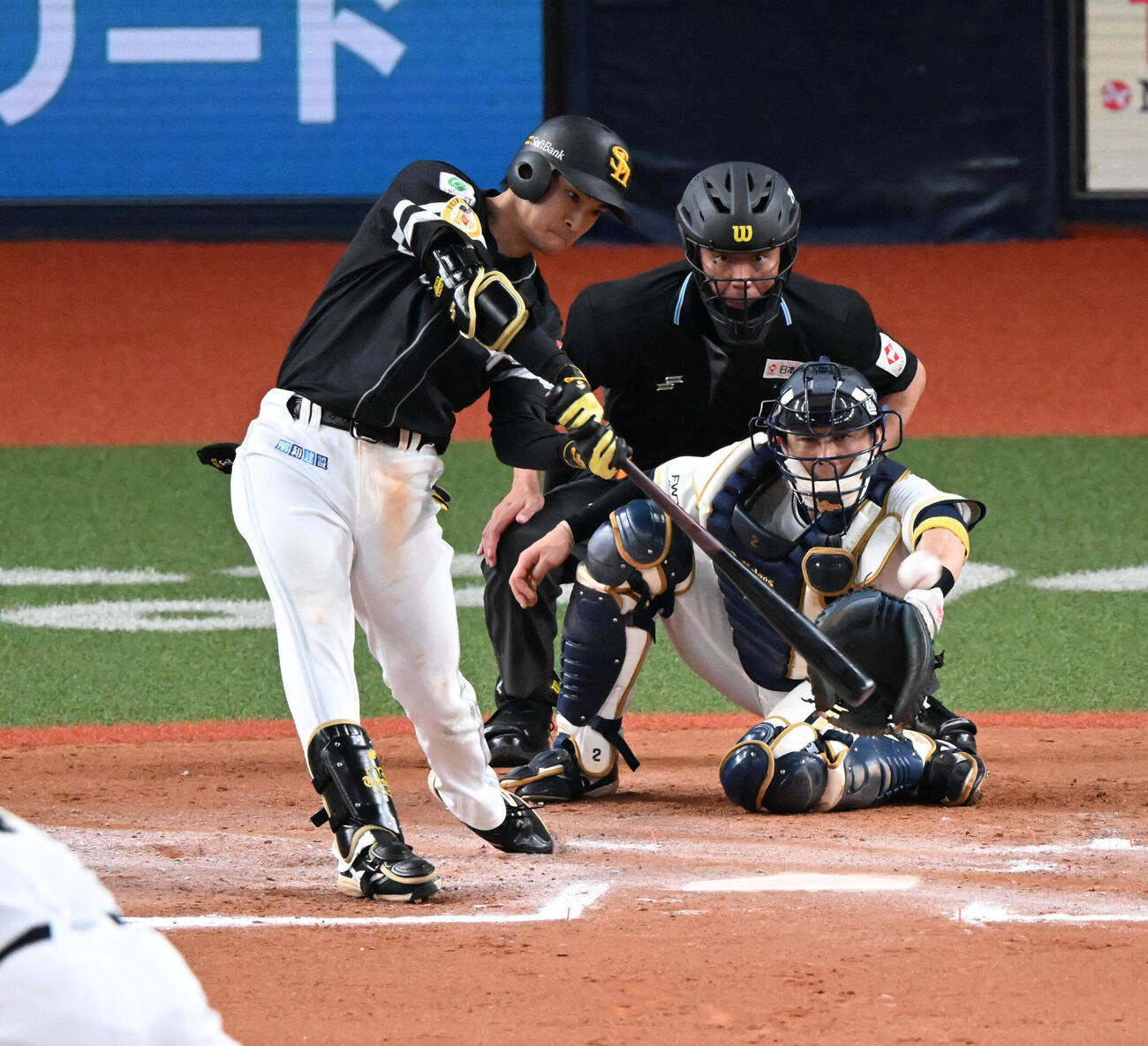 オリックス対ソフトバンク　10回表ソフトバンク無死一、二塁、適時二塁打を放つ柳町達（撮影・和賀正仁）