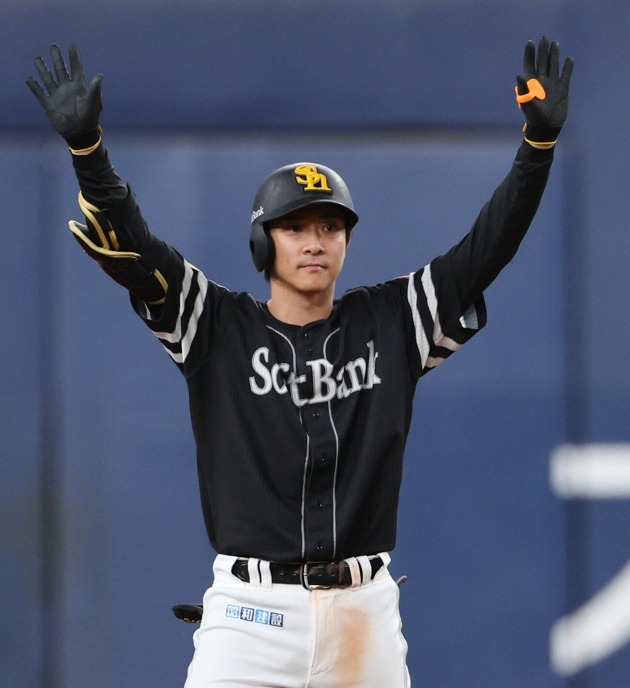 オリックス対ソフトバンク　10回表ソフトバンク無死一、二塁、柳町達は適時二塁打を放ちベンチに向かってポーズ（撮影・西尾就之）
