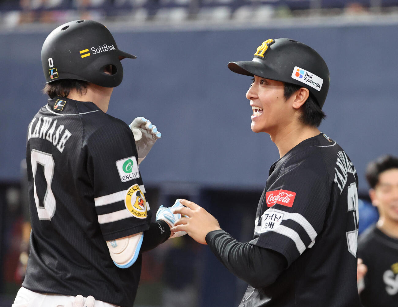オリックス対ソフトバンク　10回表ソフトバンク1死三塁、三走柳町達は川瀬晃の犠飛で生還、川瀬晃をベンチ前で迎える（撮影・西尾就之）