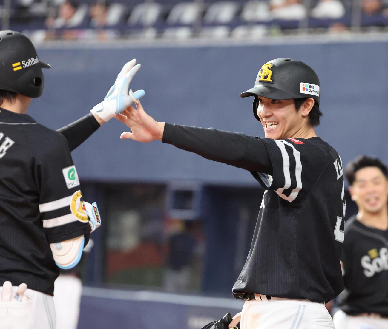 オリックス対ソフトバンク　10回表ソフトバンク1死三塁、三走柳町達は川瀬晃の犠飛で生還、川瀬晃をベンチ前で迎える（撮影・西尾就之）