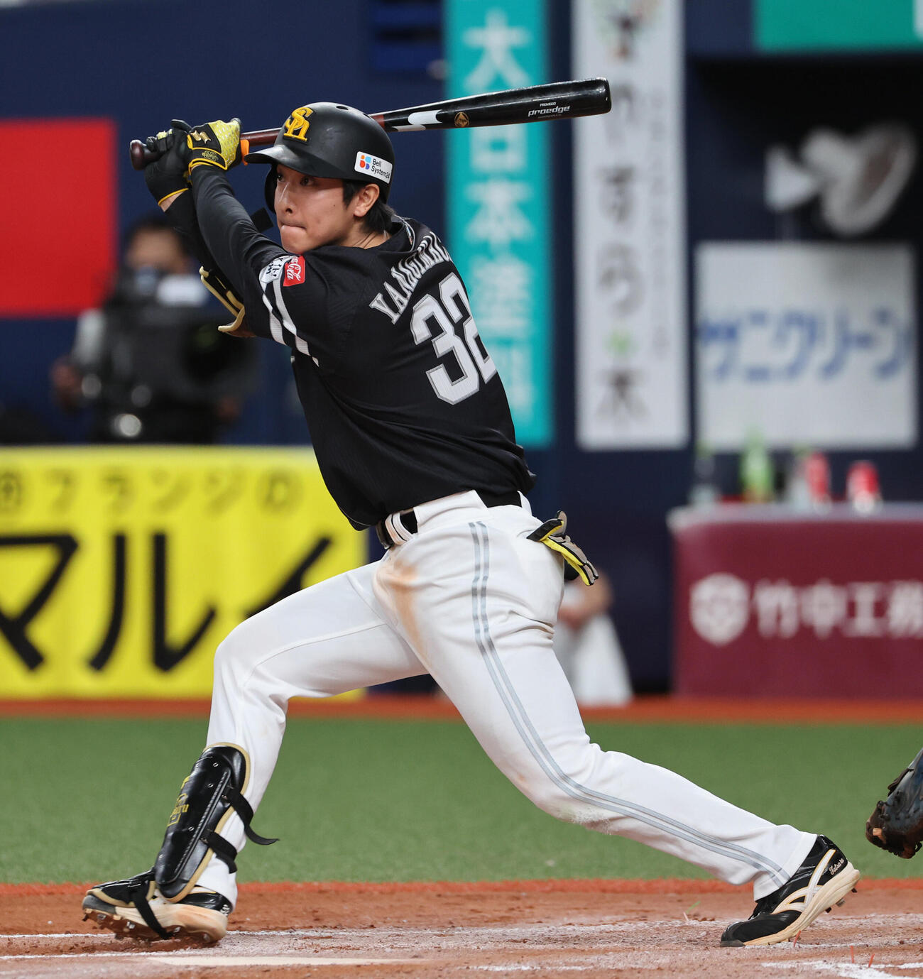 オリックス対ソフトバンク　10回表ソフトバンク無死一、二塁、柳町達は適時二塁打を放つ（撮影・西尾就之）