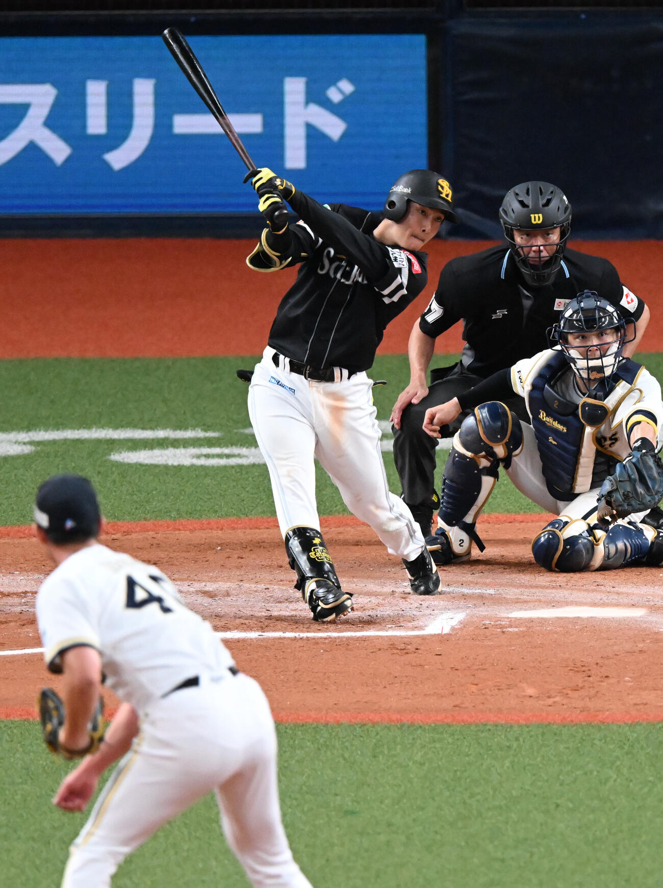 オリックス対ソフトバンク　10回表ソフトバンク無死一、二塁、適時二塁打を放つ柳町達（撮影・和賀正仁）