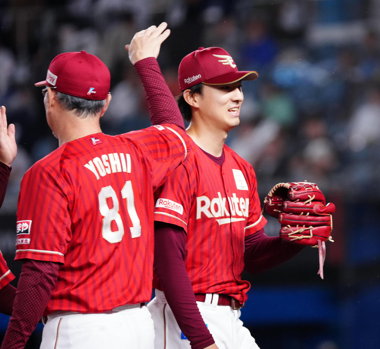 ロッテ対楽天　完封勝利し、吉井理人監督（左）とタッチを交わす楽天荘司康誠（撮影・鈴木みどり）