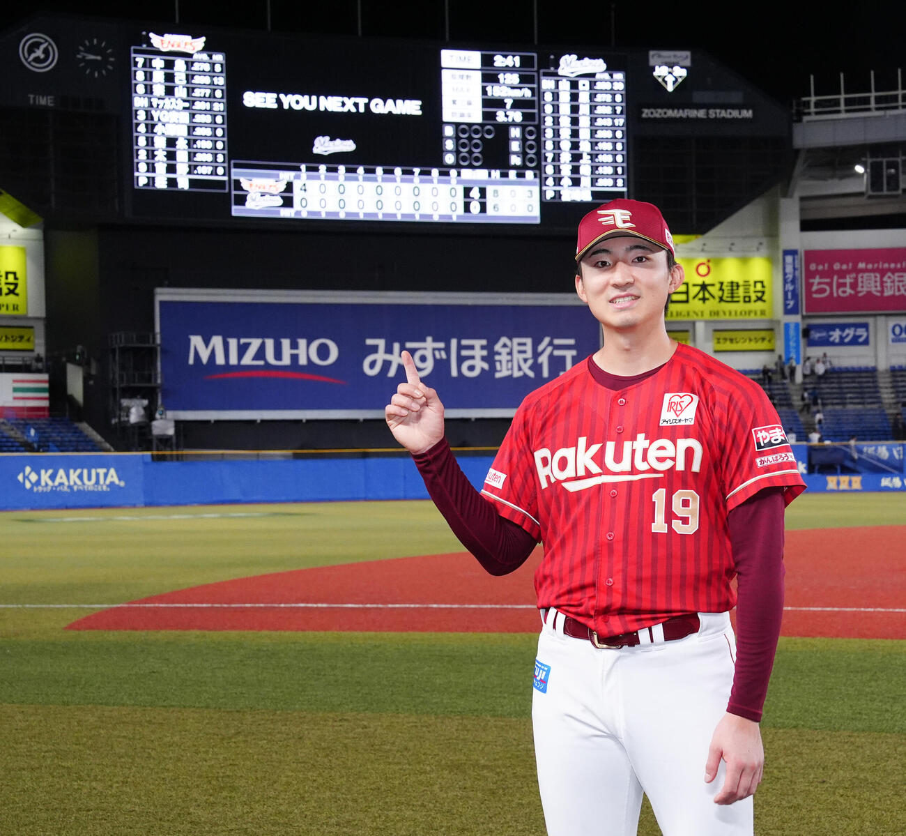 ロッテ対楽天　完封勝利し、スコアボードを指さす楽天荘司康誠（撮影・鈴木みどり）