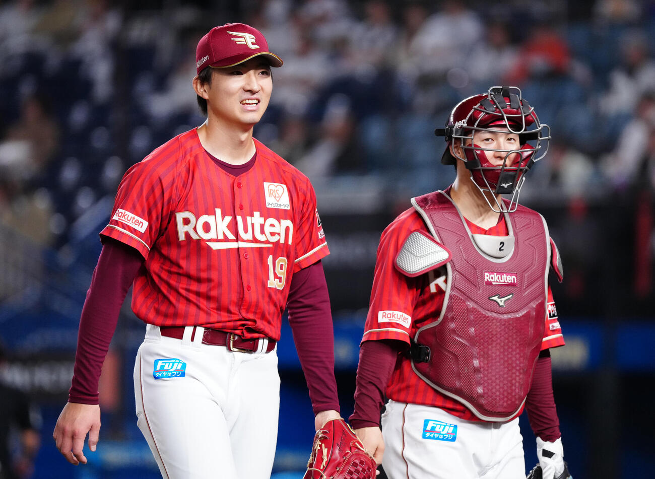 ロッテ対楽天　8回裏を終え、太田光（右）と話しながらベンチへ戻る楽天荘司康誠（撮影・鈴木みどり）