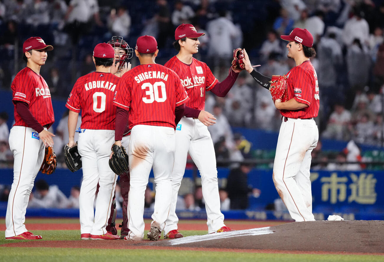 ロッテ対楽天　完封勝利し、ナインとタッチを交わす楽天荘司康誠（左から5人目）（撮影・鈴木みどり）