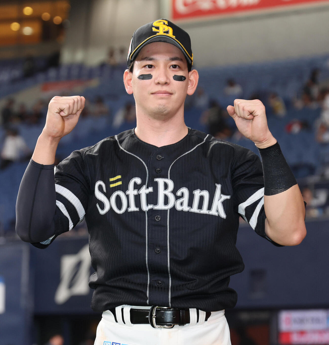 オリックス対ソフトバンク　決勝打のソフトバンク栗原陵矢はヒーローインタビュー後ガッツポーズ（撮影・西尾就之）