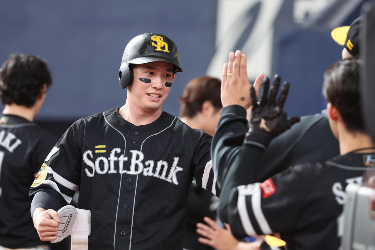 オリックス対ソフトバンク　10回表ソフトバンク無死二、三塁、三走栗原陵矢は山本祐大の犠飛で生還しナインの出迎えを受ける（撮影・西尾就之）