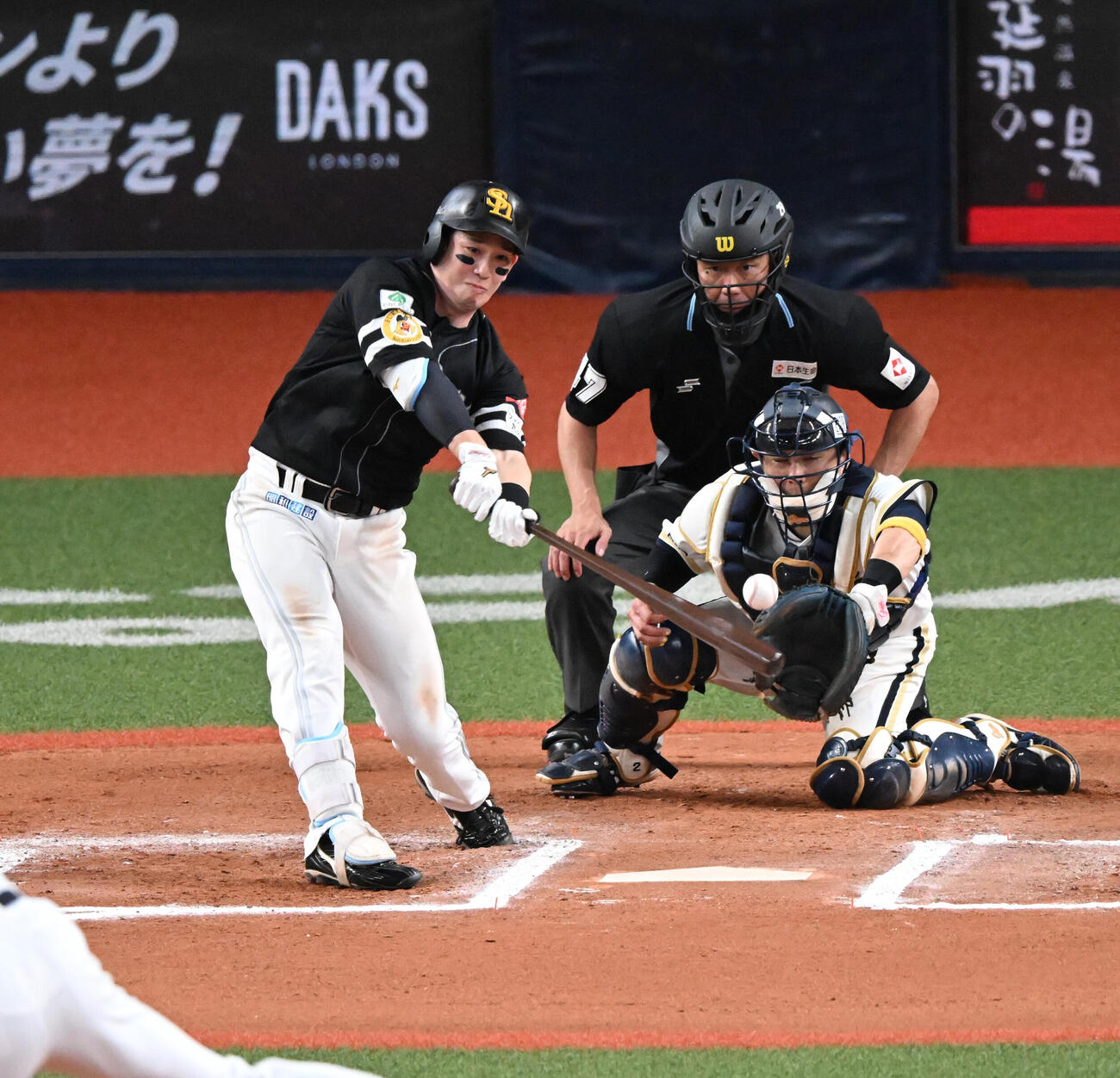 オリックス対ソフトバンク　10回表ソフトバンク無死一、二塁、中前適時打を放つ栗原陵矢（撮影・和賀正仁）