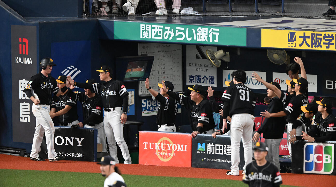 オリックス対ソフトバンク　10回表ソフトバン無死二、三塁、山本祐大の右犠飛で生還した栗原陵矢を迎えるソフトバンクの選手ら（撮影・和賀正仁）