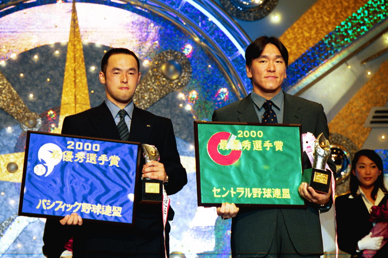 パ・リーグMVPのダイエー松中信彦（左）とセ・リーグMPVの巨人松井秀喜（2000年11月撮影）
