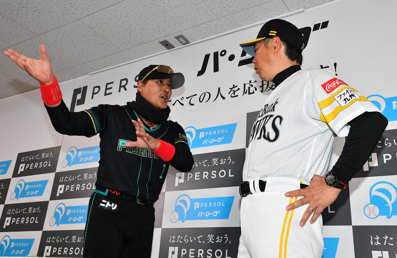 開幕前日会見の記念撮影前にソフトバンク小久保監督（右）と話す日本ハム新庄監督（2026年3月26日撮影）