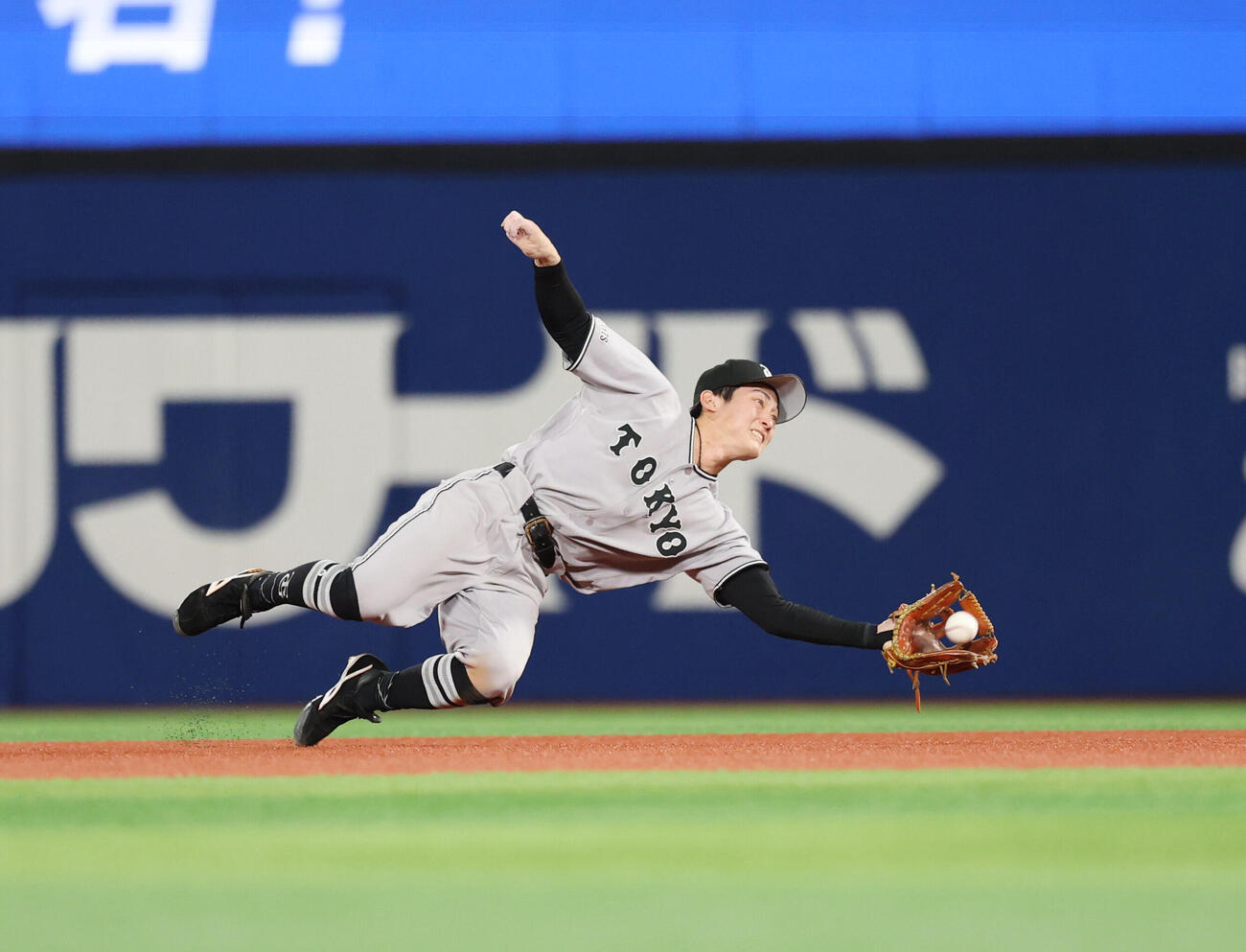 14日DeNA戦の10回、蝦名の打球を好捕する浦田俊輔（撮影・増田悦実）