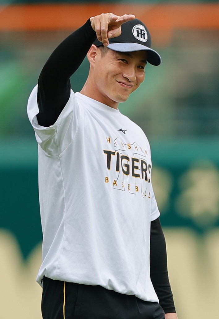 阪神対広島　チームに合流しあいさつする阪神木浪聖也（撮影・上山淳一）甲子園球場
