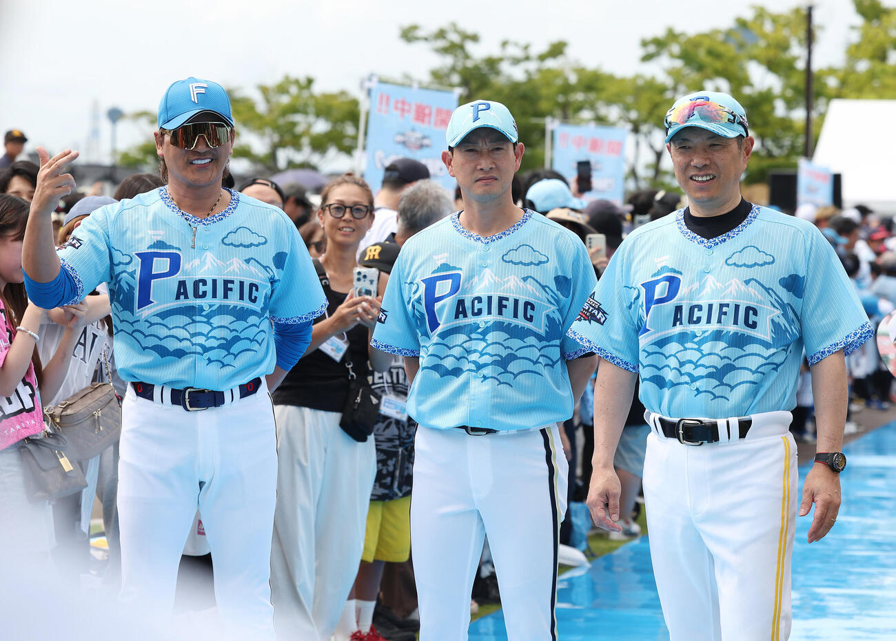2026年7月29日、オールスターのブルーカーペットに参加した、左から日本ハム新庄剛志監督、オリックス岸田護監督、ソフトバンク小久保裕紀監督