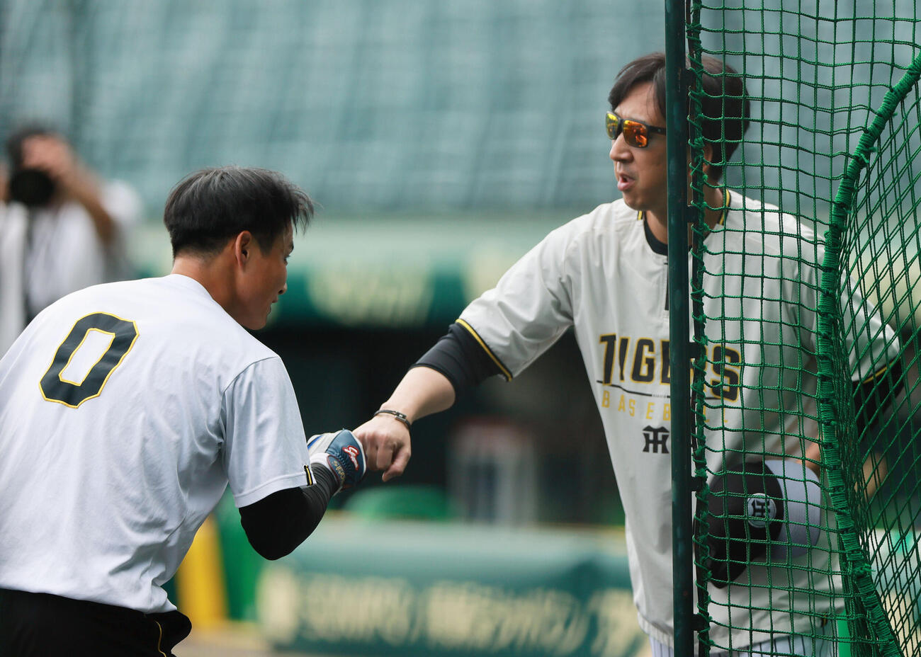 阪神対広島　試合前、チームに合流した阪神木浪聖也（左）とタッチをかわす藤川球児監督（撮影・上山淳一）