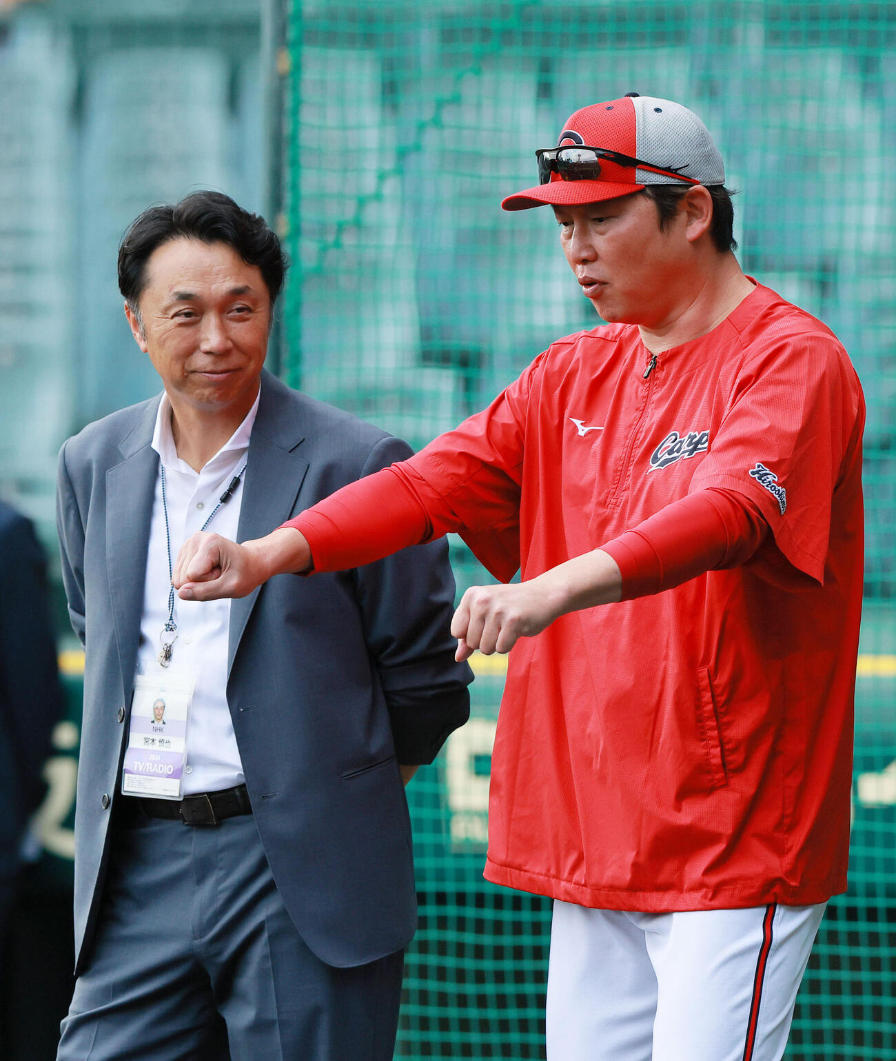 阪神対広島　試合前、宮本慎也氏（左）と話す広島新井貴浩監督（撮影・上山淳一）