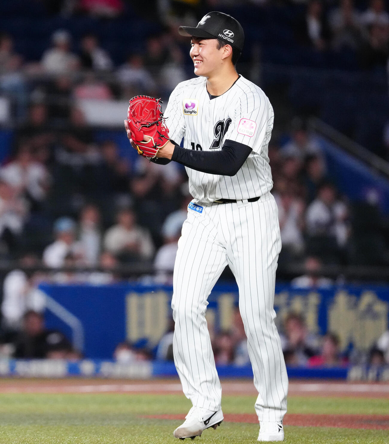ロッテ対楽天　1回表を終え、笑顔でベンチへ戻るロッテ石垣元気（撮影・鈴木みどり）