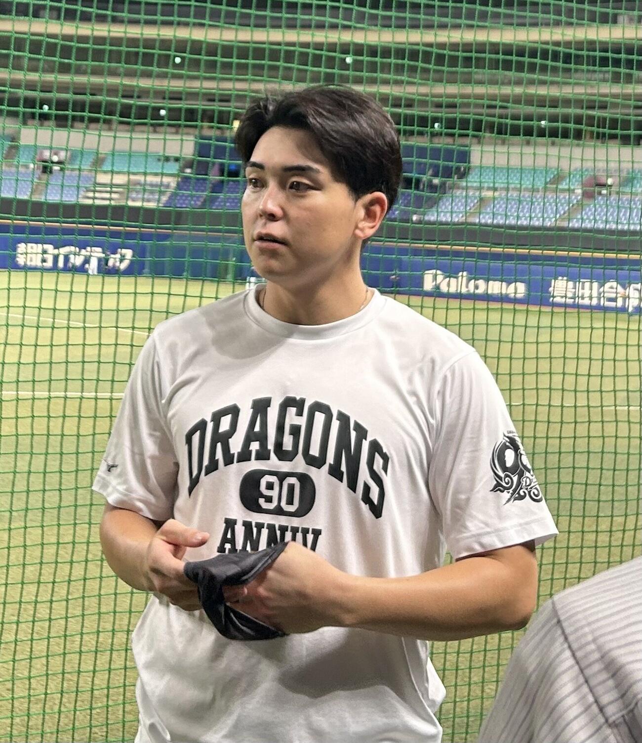 全体練習から1軍に合流し取材対応する中日中西