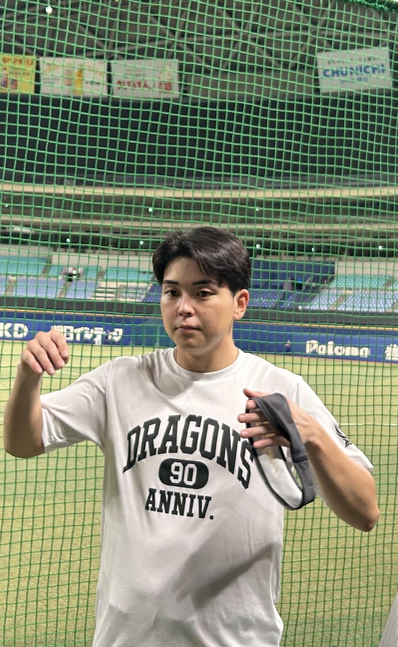 全体練習から1軍に合流し取材対応する中日中西