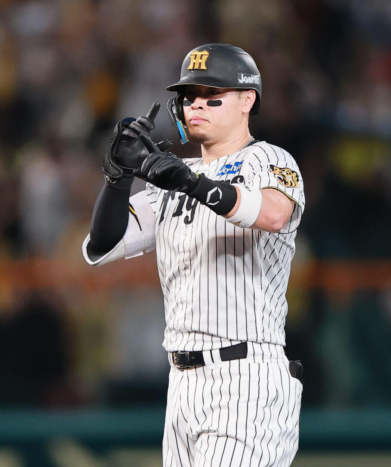 阪神対広島　1回裏阪神1死一、二塁、佐藤輝明は適時二塁打を放ち二塁でポーズする（撮影・上山淳一）