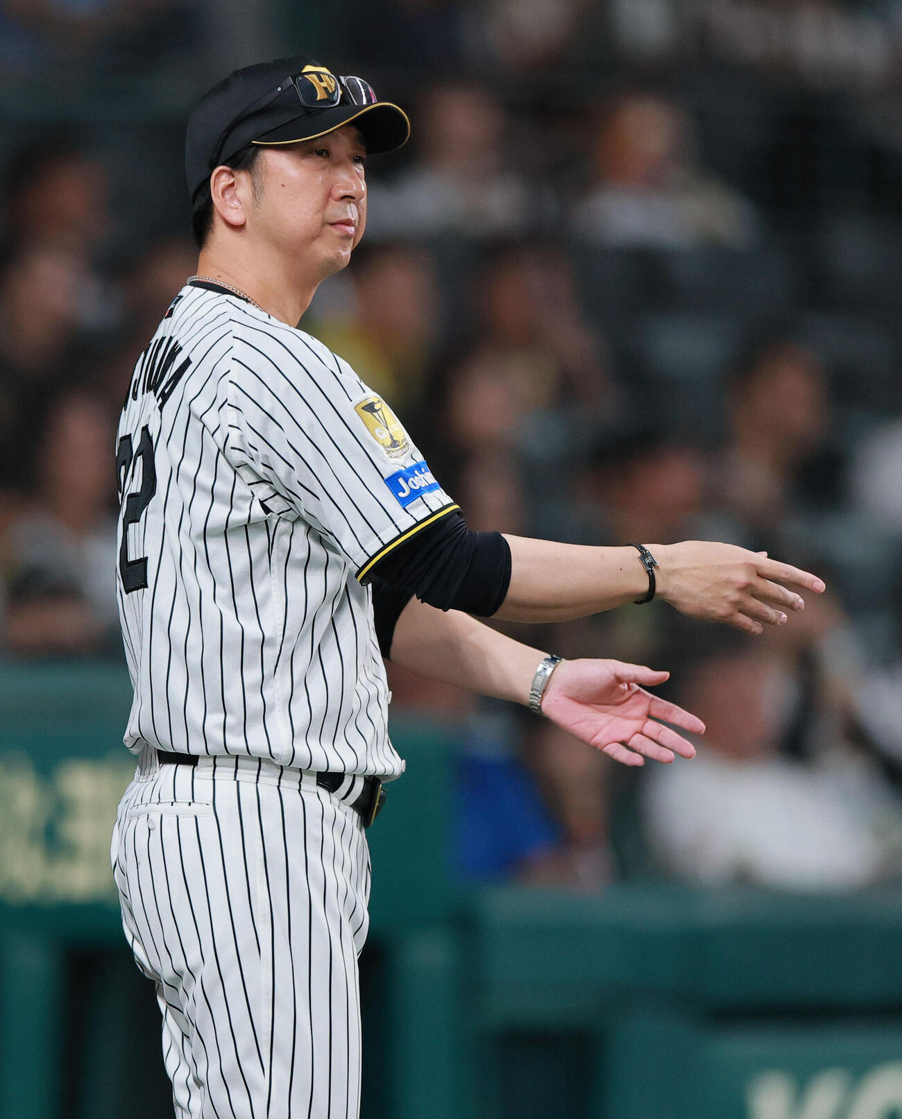 阪神対広島　1回裏阪神1死二塁、前川右京の二ゴロ判定にリクエストする藤川球児監督（撮影・上山淳一）