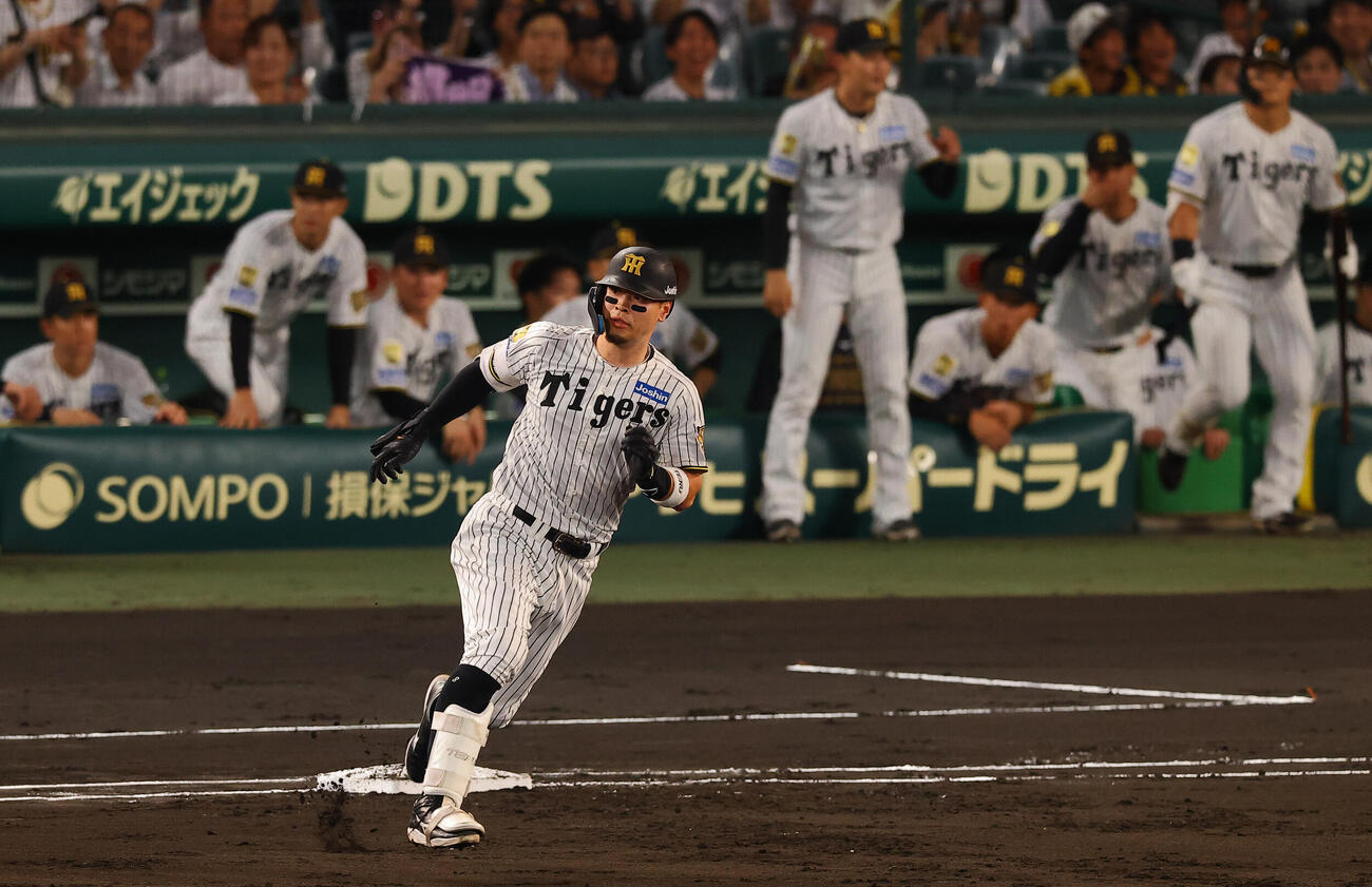 阪神対広島　1回裏阪神1死一、二塁、佐藤輝明は先制適時二塁打を放つ（撮影・上田博志）