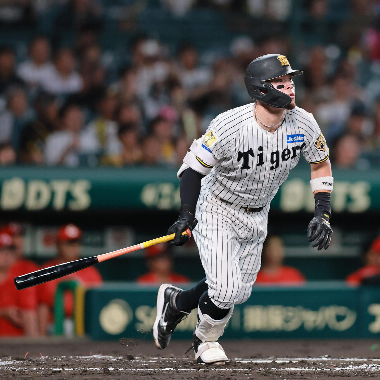 阪神対広島　1回裏阪神1死一、二塁、佐藤輝明は適時二塁打を放つ（撮影・上山淳一）