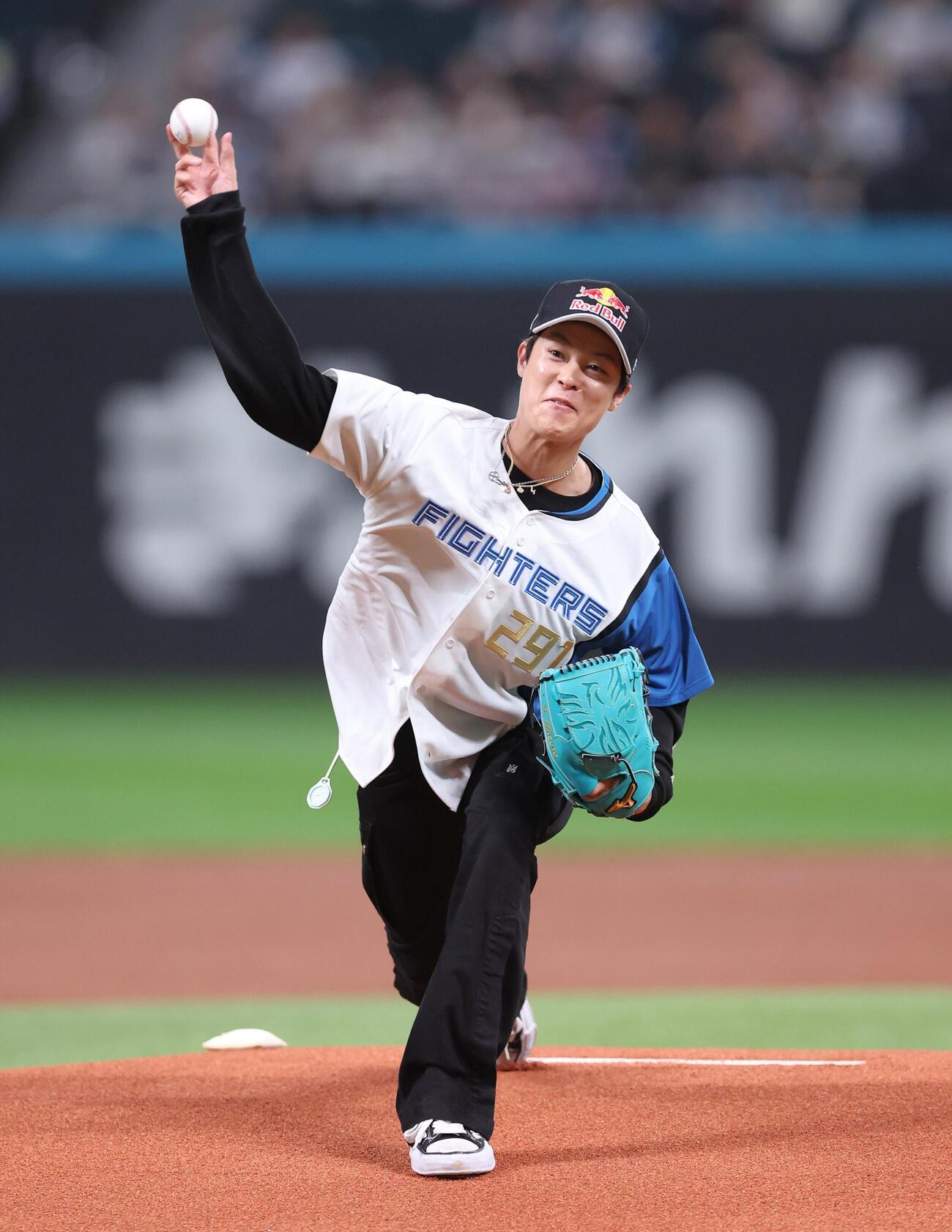 日本ハム対西武　ファーストピッチセレモニーで投球するジャンプの小林陵侑（撮影・黒川智章）