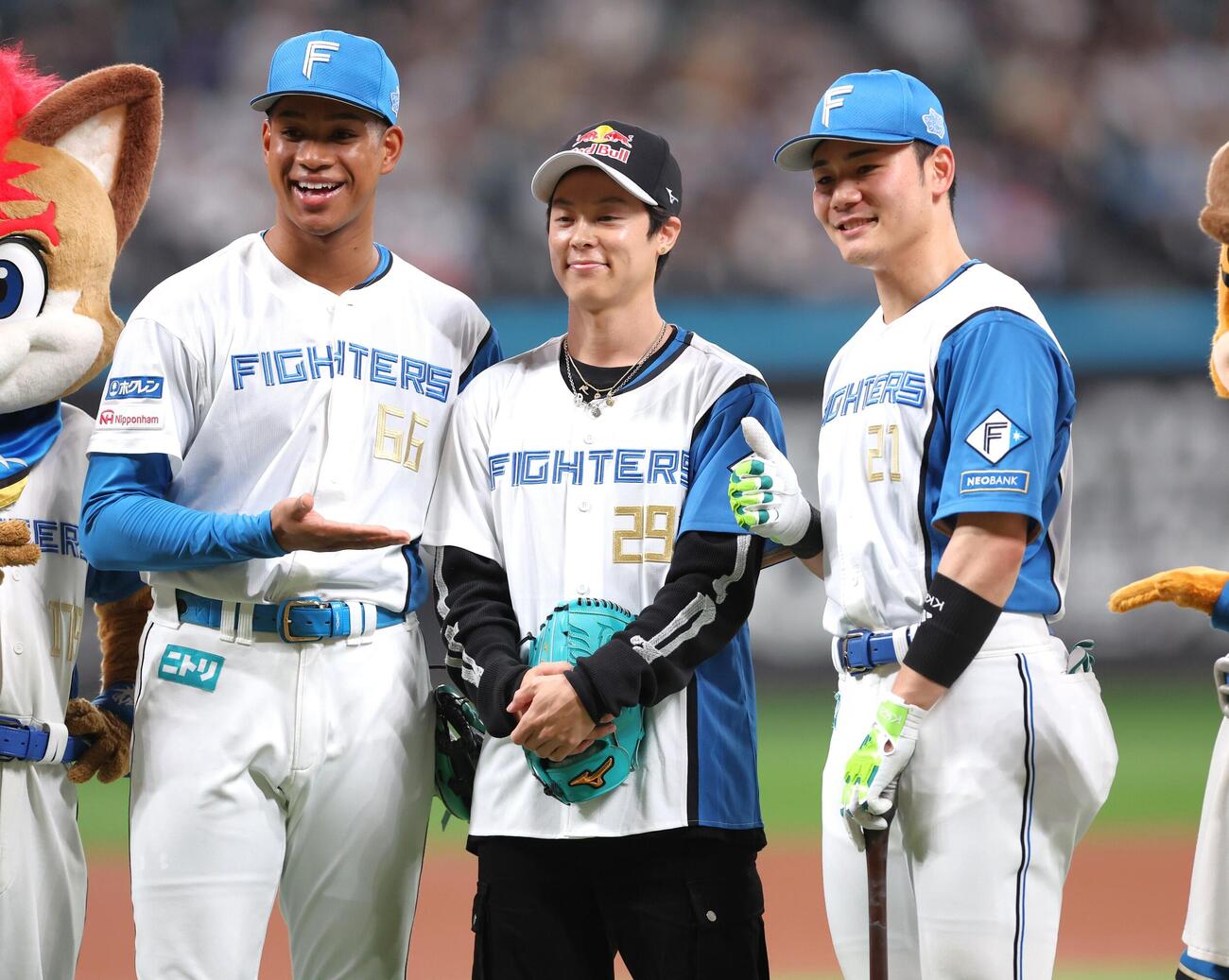 日本ハム対西武　ファーストピッチセレモニー後、記念撮影する左から万波中正、小林陵侑、清宮幸太郎（撮影・黒川智章）